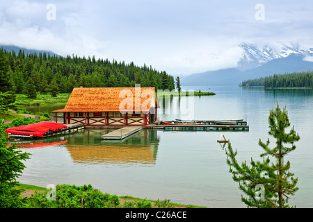 De canoës à bateaux sur le lac Maligne dans le Parc National de Jasper, Canada Banque D'Images