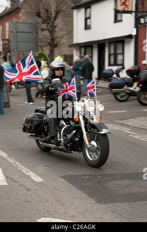 Motocycliste patriotique chevauche son moto Harley Davidson sur Wootton Bassett High Street dans le cadre de la balade de l'événement. Banque D'Images