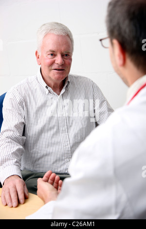 Senior, homme, 71 ans, homme, dans une consultation avec son médecin. Banque D'Images