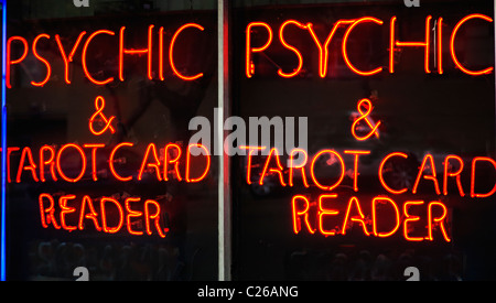 Psychic tarot card reader en néon Banque D'Images