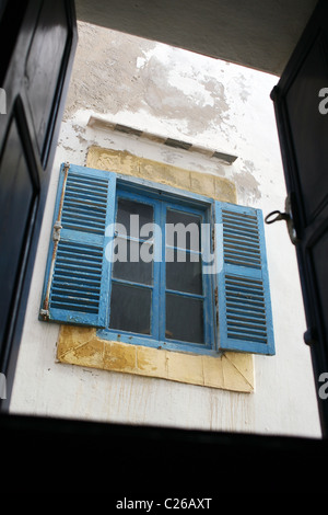 Fenêtre, Rue Sidi Mohamed Ben Abdallah, Essaouira, Maroc. Banque D'Images