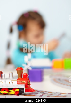 Un enfant qui joue avec un jouet railway close up Banque D'Images