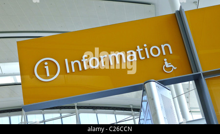 La signalisation dans l'information terminal de l'aéroport. Banque D'Images