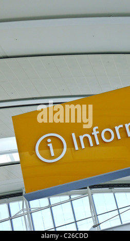 La signalisation dans l'information terminal de l'aéroport. Banque D'Images