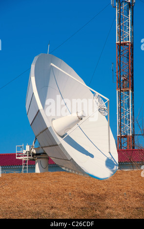 La grande plaque de satellite pour la communication avec le navire dans la mer Banque D'Images