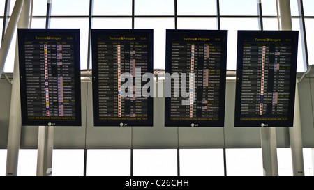 Arrivée et départ les écrans en terminal de l'aéroport. Banque D'Images