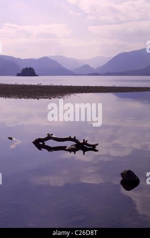 Réflexions sur Derwentwater, Lake District, Cumbria, Angleterre, Royaume-Uni, sur une journée calme et brumeux. Banque D'Images