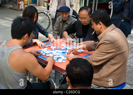 Jouer Mahjong chinois sur un marché en plein air de la ville de Xining Banque D'Images