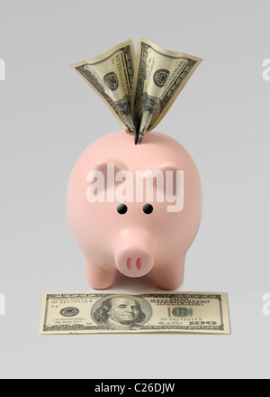 Tirelire avec des centaines de dollars sur fond gris Banque D'Images