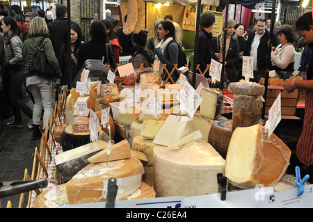 Fromage italien au marché de Greenwich, London, UK. Banque D'Images