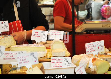 Fromage italien au marché de Greenwich, London, UK. Banque D'Images