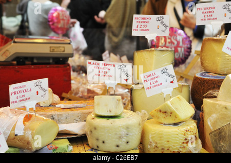 Fromage italien au marché de Greenwich, London, UK. Banque D'Images