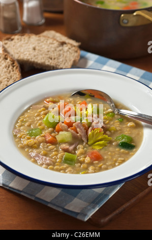 Londres particulier de la soupe. Soupe aux pois jaunes et jambon Banque D'Images