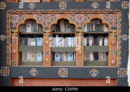 Fenêtre avec des dossiers de fichiers à l'intérieur du Dzong, Trashiyangtse, Orient Bhoutan Banque D'Images