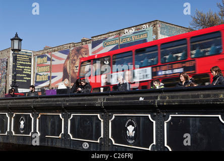 London bus rouge crossing bridge at Camden Lock London England Banque D'Images