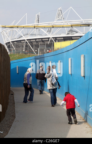 Les visiteurs au parc olympique de Londres 2012 EN MARS 2011 Banque D'Images