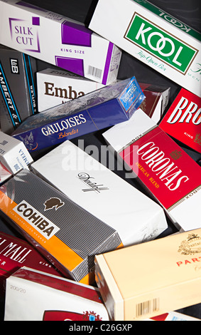 Assortiment de paquets de cigarettes Banque D'Images