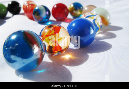 Des boules de cristal dans une rangée sur un fond blanc Banque D'Images