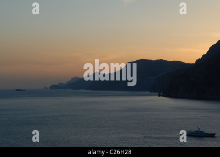 Un magnifique coucher de soleil sur la mer le long de la côte amalfitaine de Il San Pietro di Positano, Amalfi, Italie. Banque D'Images