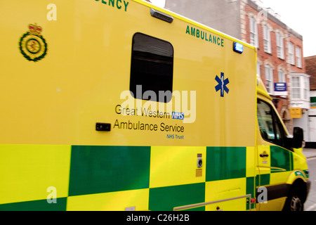 Répondant à l'appel d'urgence Ambulance.Salisbury Angleterre UK Banque D'Images