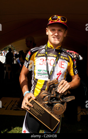 Burry Stander heureux d'avoir reçu le trophée de l'ABSA Cape Epic 2011 Banque D'Images