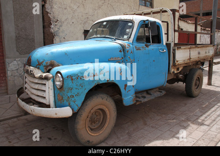 Rusty vieille camionnette bleue sur une brique road. Banque D'Images