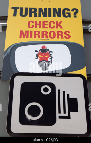 Panneaux d'avertissement de l'automobiliste sur route passagère Salisbury Wiltshire England UK Banque D'Images