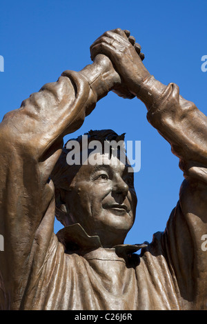 Statue en bronze de Brian Clough OBE par le sculpteur Les Johnson dans le centre-ville de Nottingham Nottinghamshire England UK GB EU Europe Banque D'Images