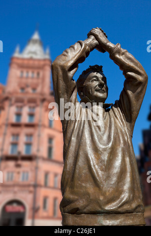 Statue en bronze de Brian Clough OBE par le sculpteur Les Johnson dans le centre-ville de Nottingham Nottinghamshire England UK GB EU Europe Banque D'Images