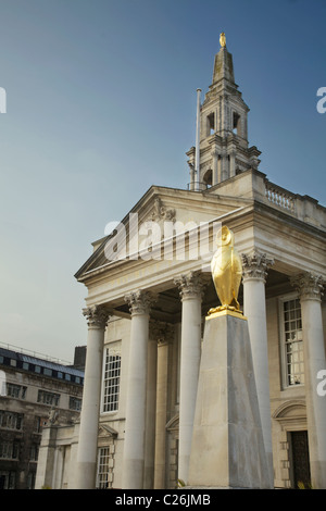 La chouette d'or en face de salle municipale de Leeds Banque D'Images