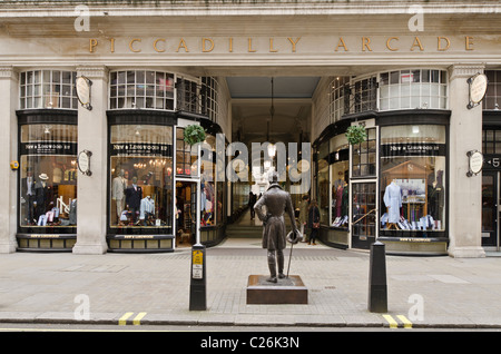 Beau Brummell statue en premier plan Piccadilly Arcade , Entrée Jermyn Street, Westminster, London, UK Banque D'Images