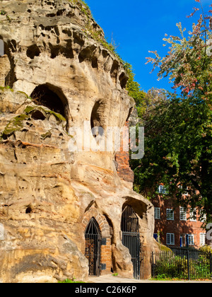 Falaises de grès du rocher du château dans le centre-ville de Nottingham en Angleterre UK avec entrée de grottes visibles en bas Banque D'Images