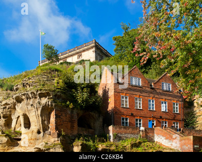 Brewhouse Yard à Nottingham (Angleterre) avec les murs du château visibles au-dessus construit au xviie siècle, le Musée de la vie Nottingham Banque D'Images