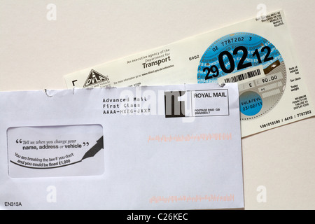 Voiture de remplacement disque d'impôt reçu en post par DVLA en raison de renouveler ensemble en ligne sur fond blanc Banque D'Images