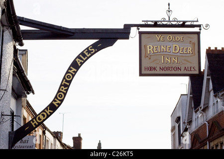 Hook Norton Ales Ye Olde Reine Deer Inn enseigne de pub Banque D'Images