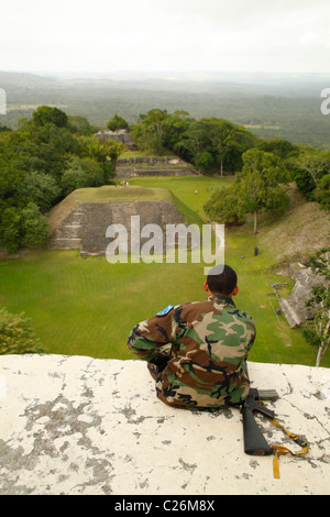 L'ancienne garde soldat Belize ville détruite de Xunantunich près de San Ignacio au Belize. Banque D'Images