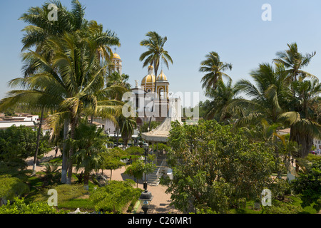 Eglise catholique et park, Comala, Colima, Mexique Banque D'Images