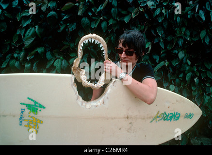 Surf Board mordu par un grand requin blanc (Carcharodon carcharias). Plage de Durban, Natal, Afrique du Sud Banque D'Images