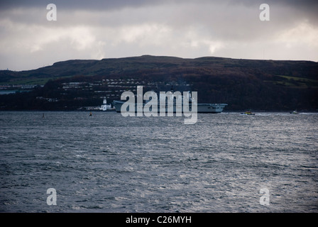 La Royal Navy Light porte-avions HMS Ark Royal sur son voyage d'adieu à l'estuaire du Firth of Clyde Banque D'Images