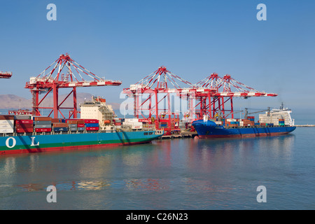 Deux porte-conteneurs dans le port de Callao, Lima, Pérou Banque D'Images