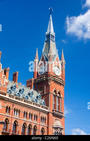 La gare St Pancras clock tower et façade London England UK Banque D'Images