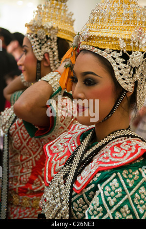 Danseur traditionnel backstage lors de la performance du Nouvel An chinois à Bangkok, Thaïlande Banque D'Images