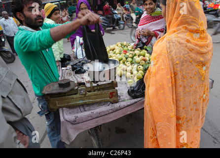 La vente de l'homme dans un marché de rue, Jodhpur, Inde Banque D'Images