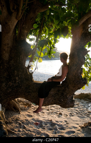 L'homme sur la plage face à la mer, Sunset Beach, Koh Lipe, Thaïlande Banque D'Images