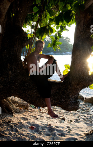 L'homme sur la plage, le Sunset Beach, Koh Lipe, Thaïlande Banque D'Images