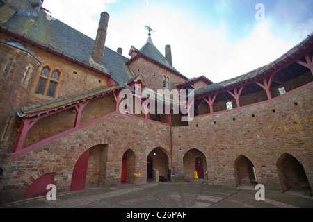 Vue générale de la cour du château fort à l'intérieur du pays de Galles Cardiff Castell Coch UK 117212 Castell Coch Banque D'Images