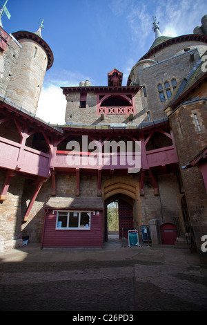 Vue générale de la cour du château fort à l'intérieur du pays de Galles Cardiff Castell Coch UK 117215 Castell Coch Banque D'Images