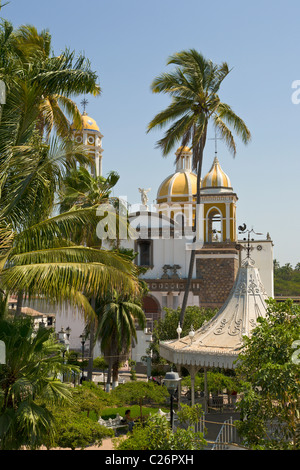 Eglise catholique et park, Comala, Colima, Mexique Banque D'Images