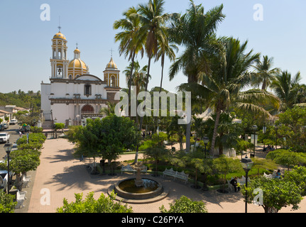 Eglise catholique et park, Comala, Colima, Mexique Banque D'Images