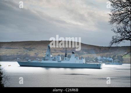 Le HMS Daring amarré à Faslane avec une chasse chasseurs de mines de classe passant Banque D'Images